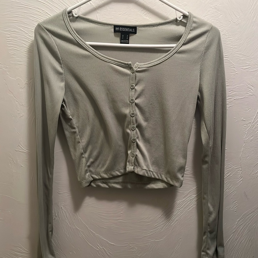 Light green buttoned long sleeve crop top